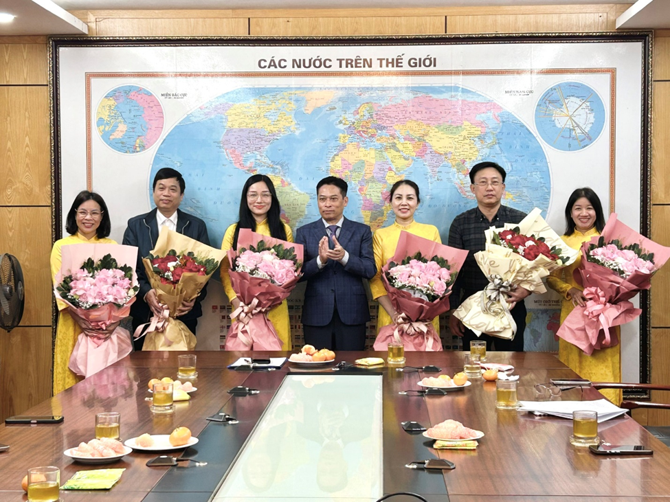 Cục Quản lý đất đai tổ chức gặp mặt cán bộ đã từng giảng dạy trong ngành giáo dục nhân Ngày Nhà giáo Việt Nam 20/11