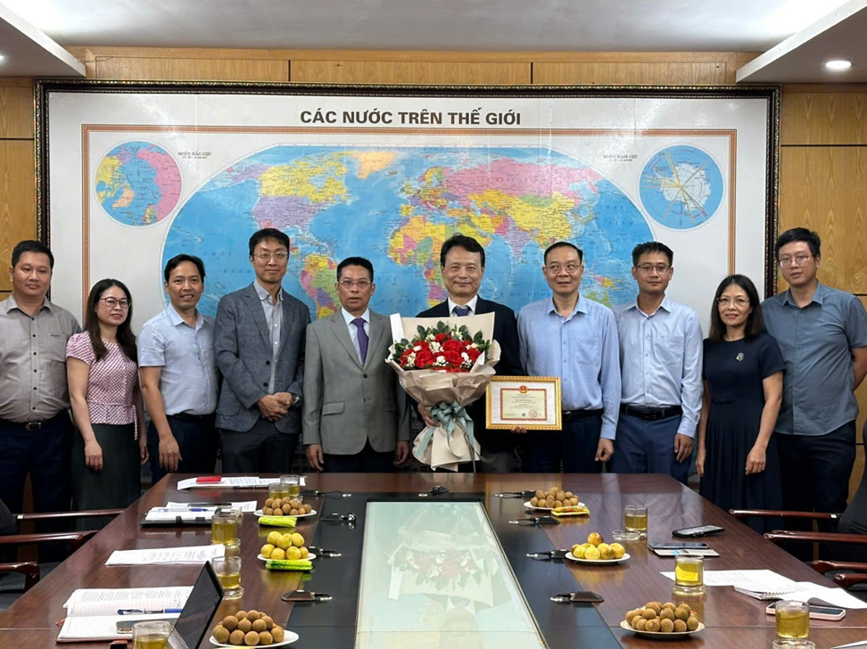Cục Quản lý đất đai trao Kỷ niệm chương vì sự nghiệp tài nguyên và môi trường cho cá nhân là người nước ngoài 